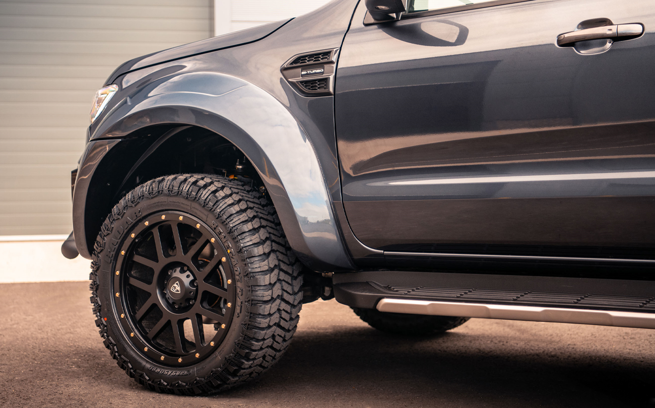 Aftermarket 20 inch alloys and wheel arches for Ford Ranger T8